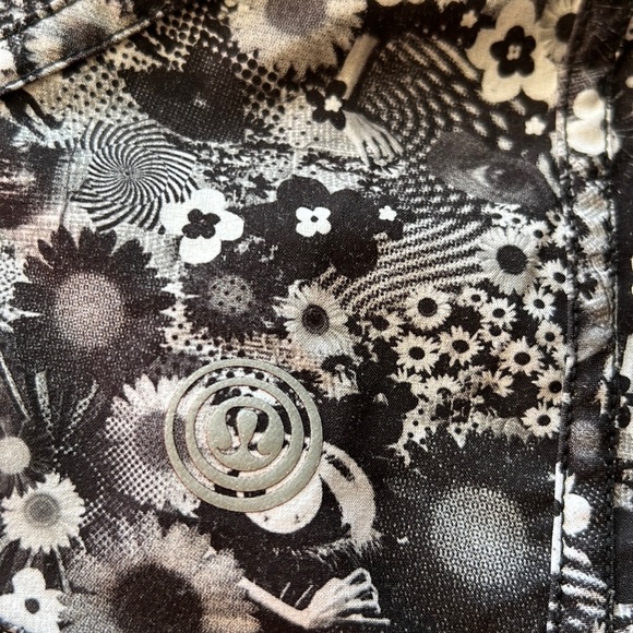 Lululemon Tracker Short 2017 Seawheeze - Counter Culture White / Black Size 4 - Picture 5 of 8